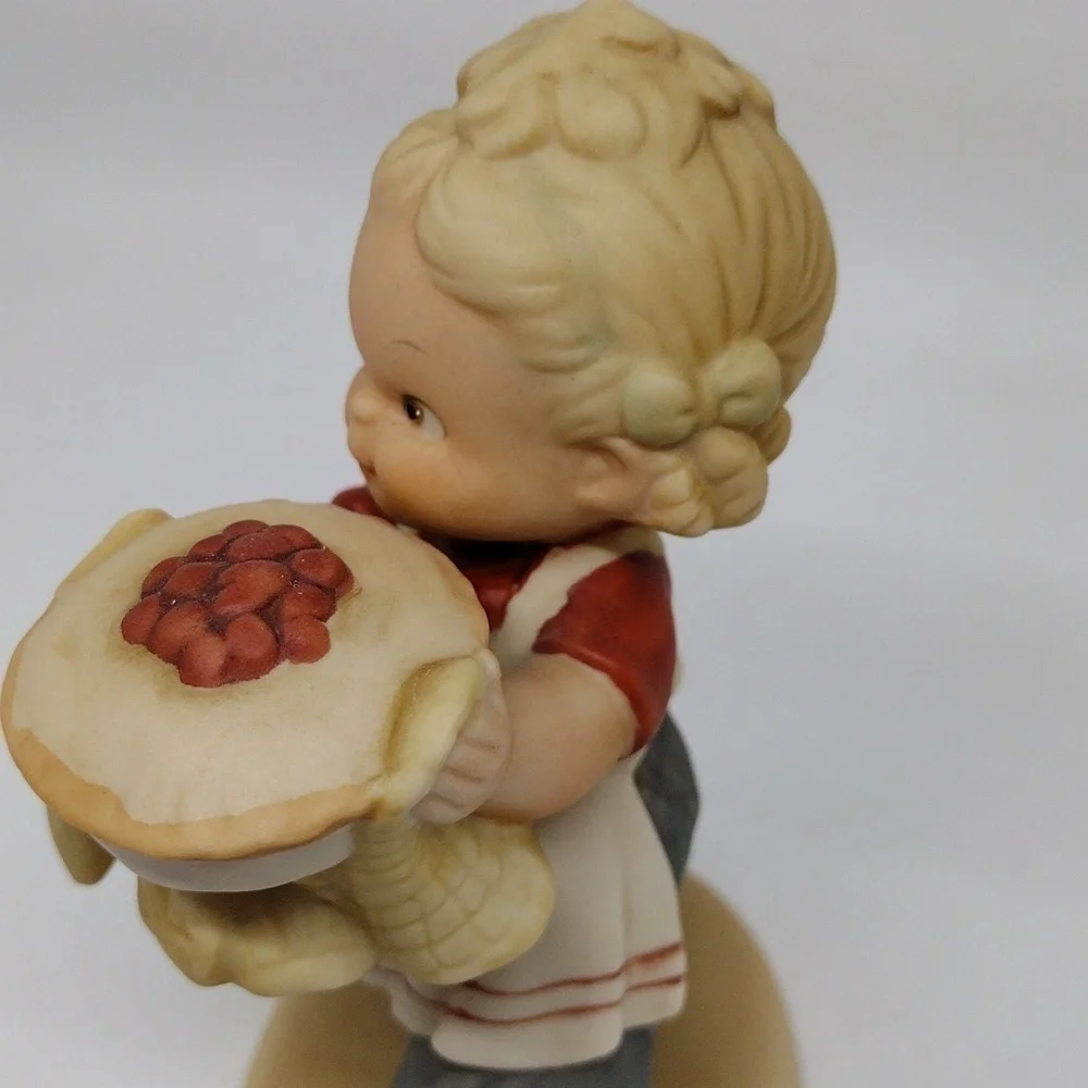 Vintage Enesco Special Edition 1989 Girl with Pie Porcelain‎ Figurine